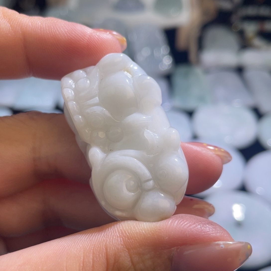 翡翠未镶嵌颈饰貔貅