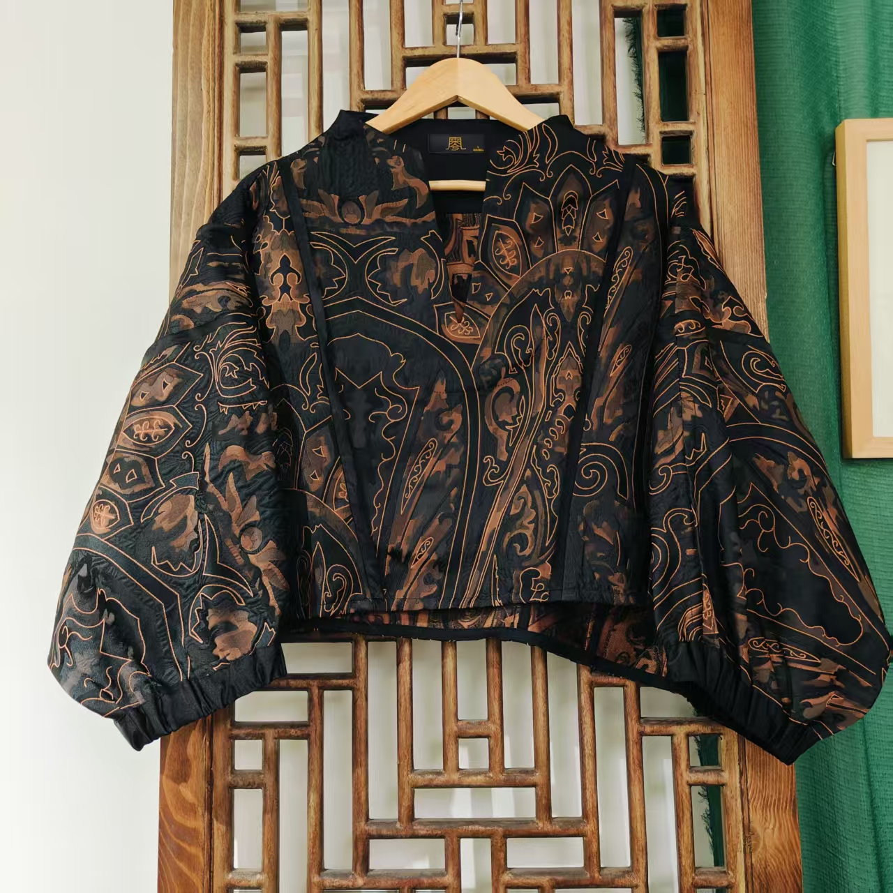  （ LS560）凤徕兮私人定制黑底咖色暗纹花V领设计款短上衣