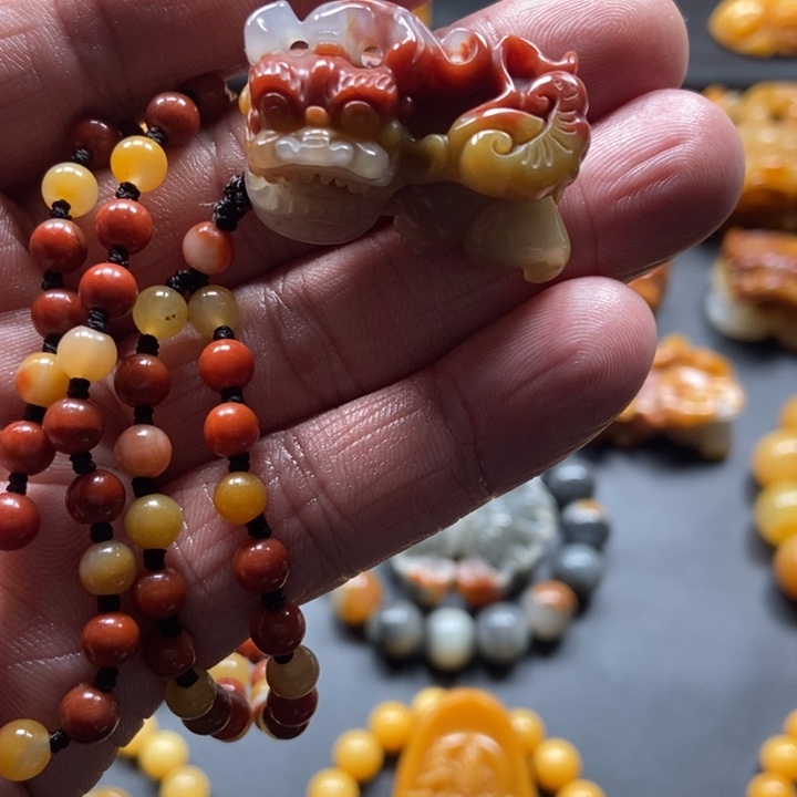 石英质玉（黄龙玉）未镶嵌颈饰