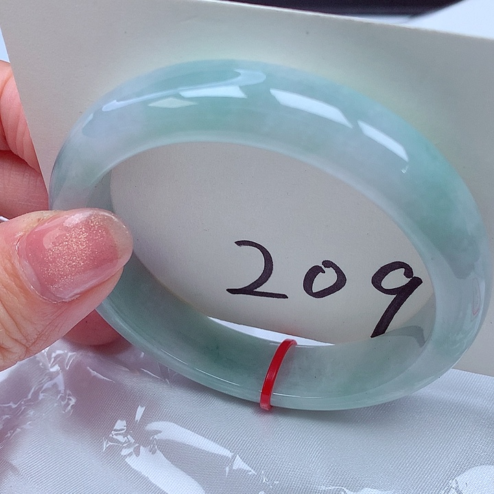 翡翠手镯未镶嵌翡翠