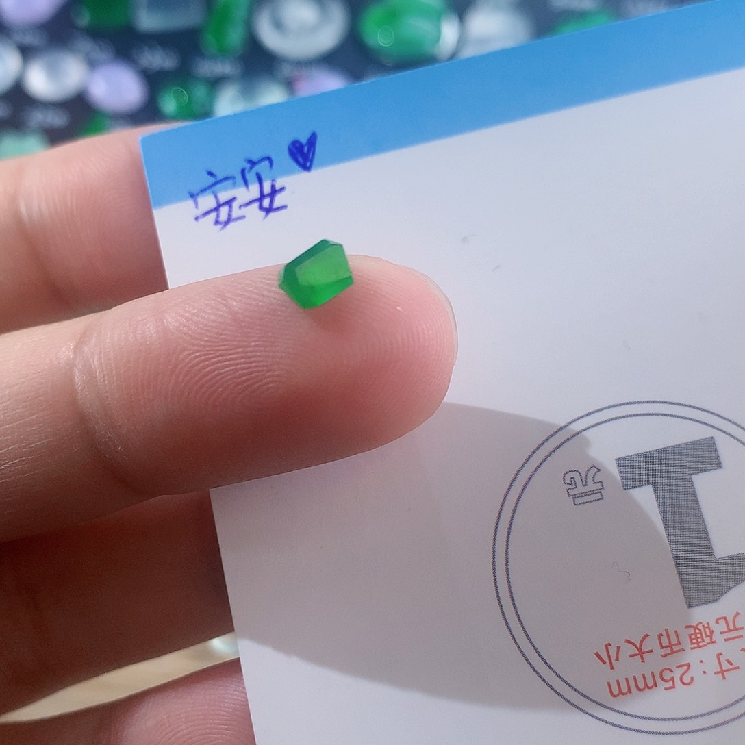 翡翠颈饰未镶嵌天然翡翠高冰切割