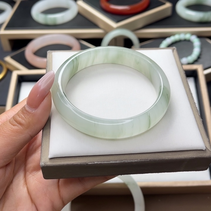 石英质玉手镯未镶嵌温***?