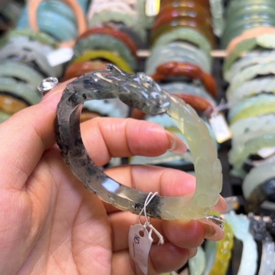 蛇纹石玉手镯未镶嵌