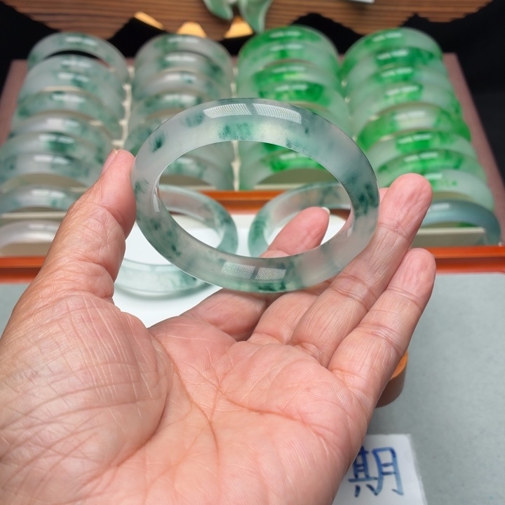 灵***芸石英质玉未镶嵌手镯