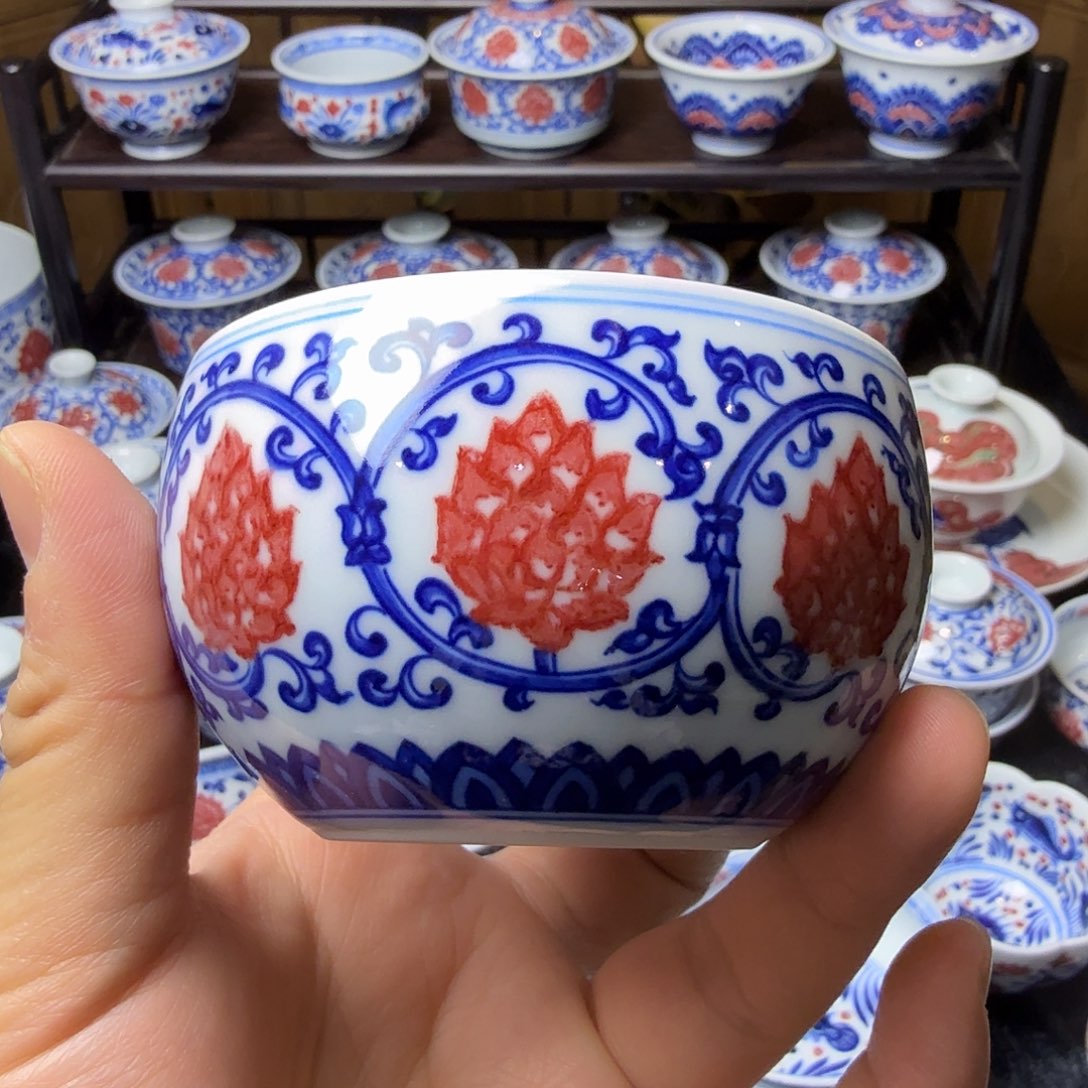 青花釉里红满绘罗汉杯微瑕