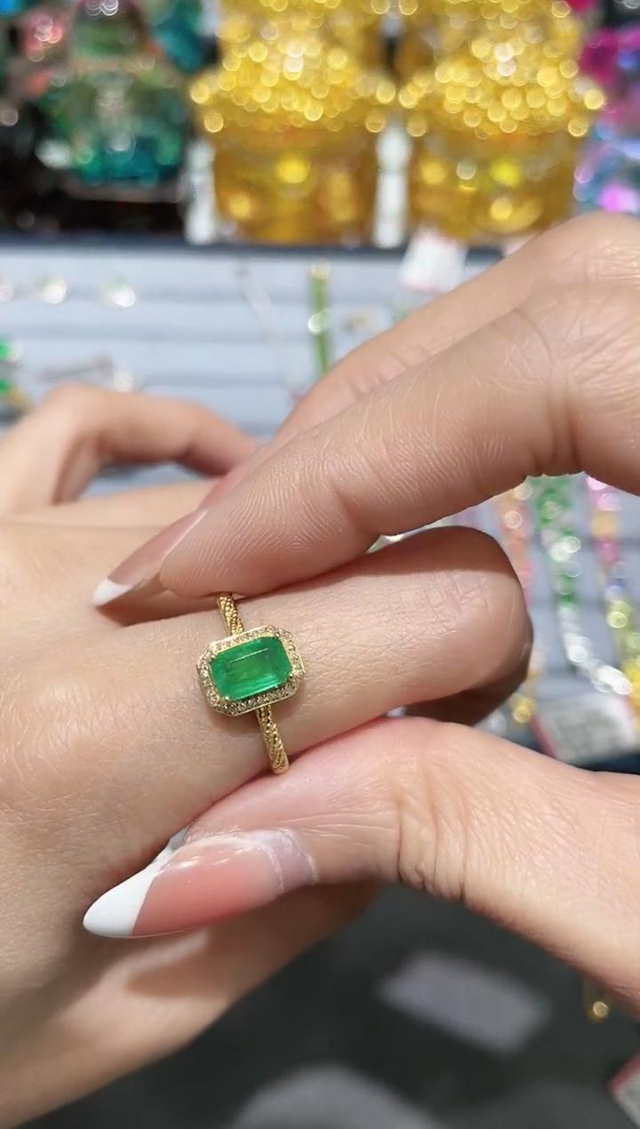 18K金镶嵌天然祖母绿戒指方切