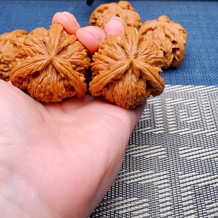 天***宝吊坠文玩核桃三棱