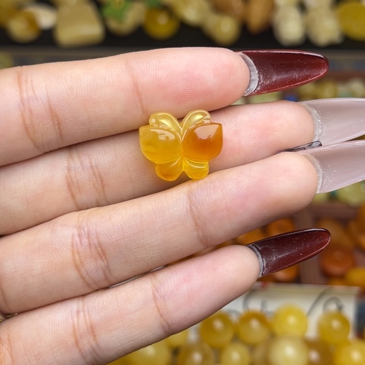 蜜蜡未镶嵌珠宝奇石鸡油黄妖花俏色蝴蝶配饰