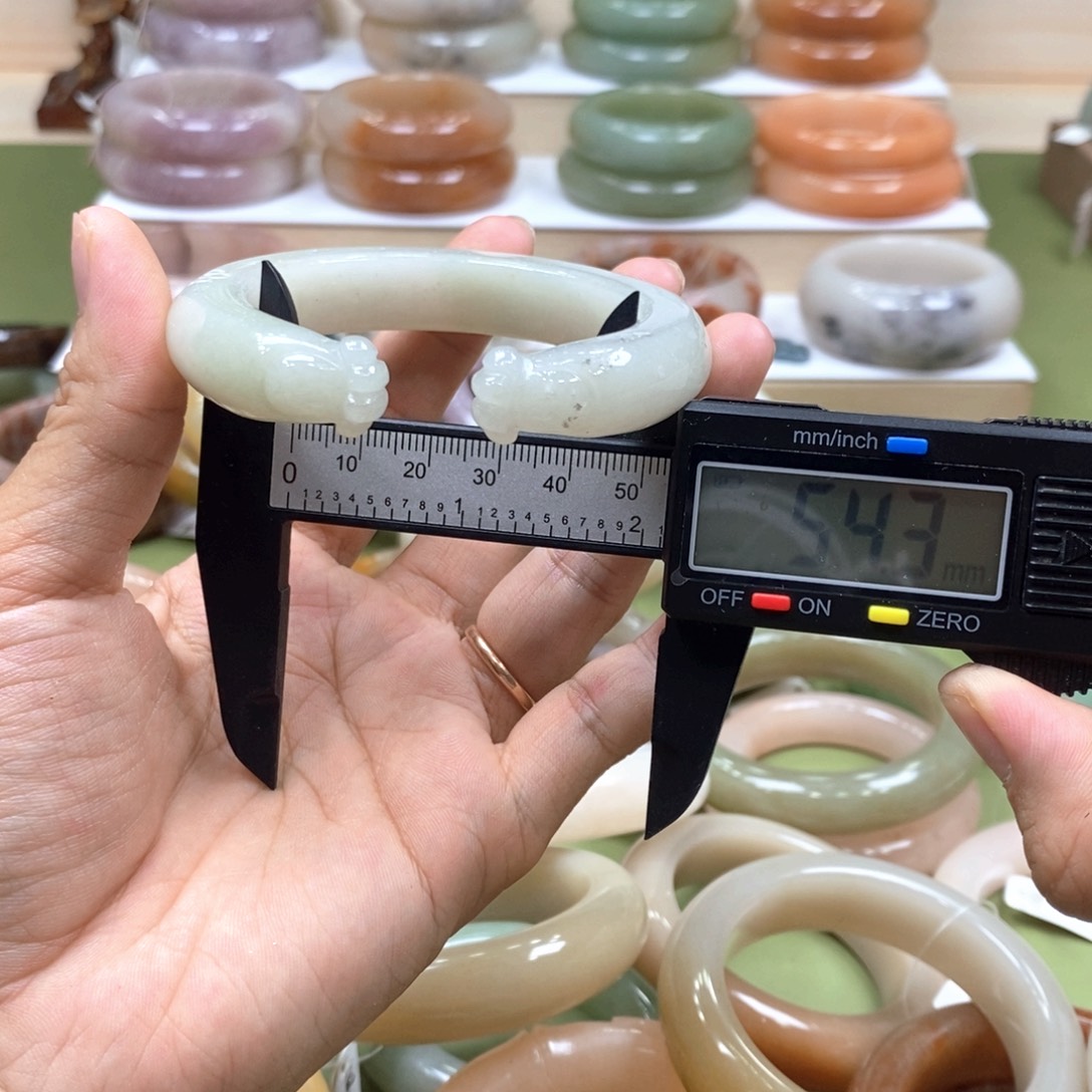 未镶嵌手镯石英岩玉