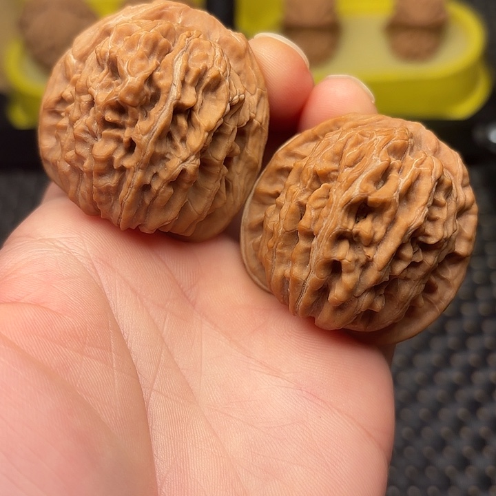 文玩核桃吊坠42山地红皮四座楼