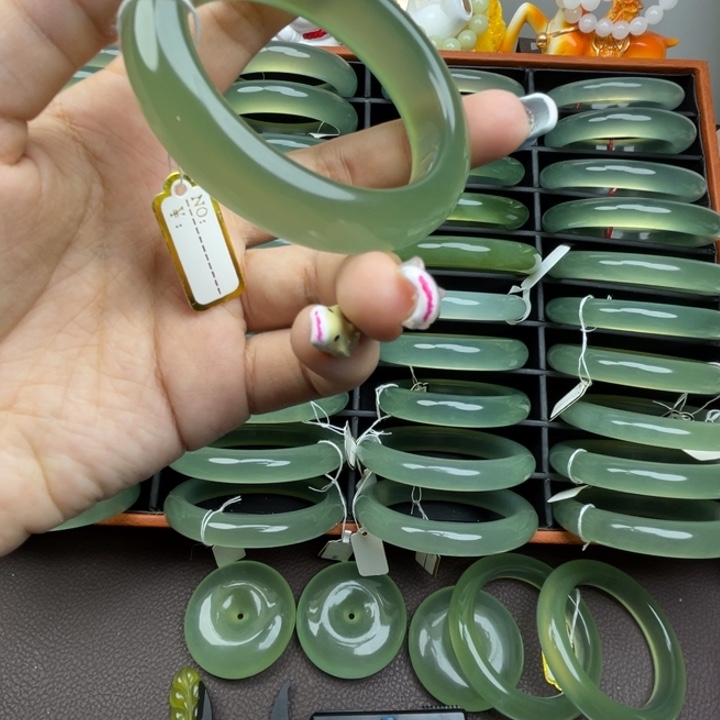 张***子蛇纹石玉未镶嵌颈饰