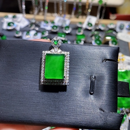 翡翠未镶嵌颈饰吊坠