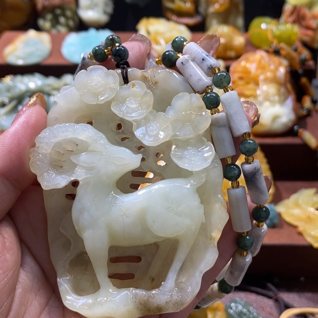 蛇纹石玉颈饰未镶嵌