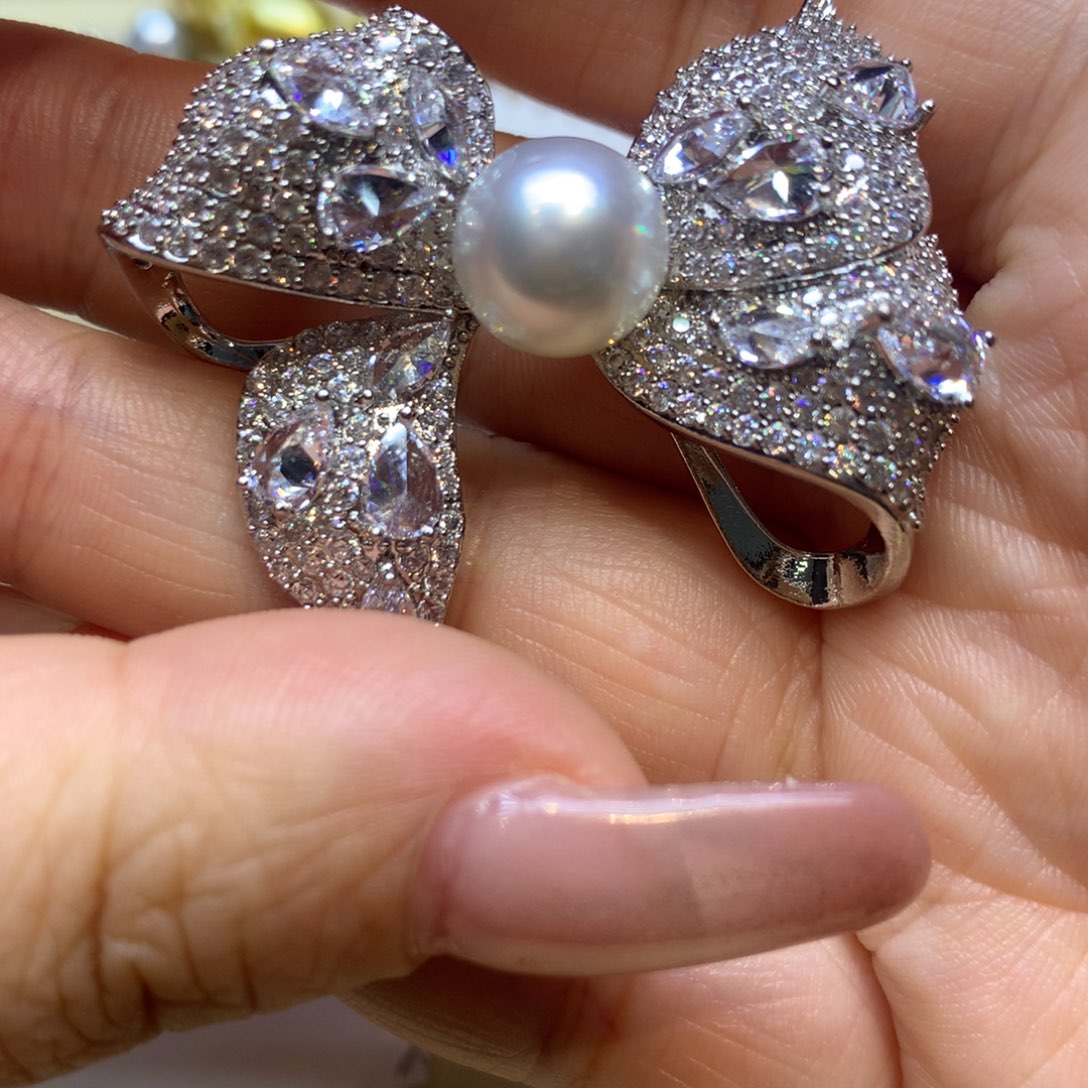 未镶嵌胸饰海水珍珠