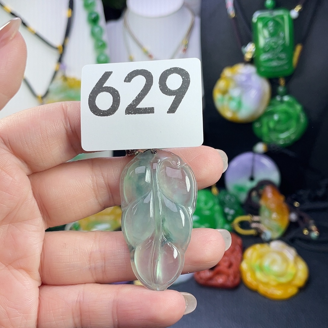 翡翠未镶嵌吊坠(赠链)