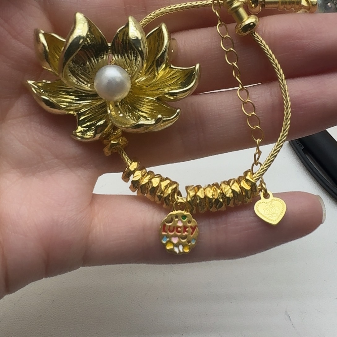 手绳淡水珍珠未镶嵌中间999，链子跟固定的合金