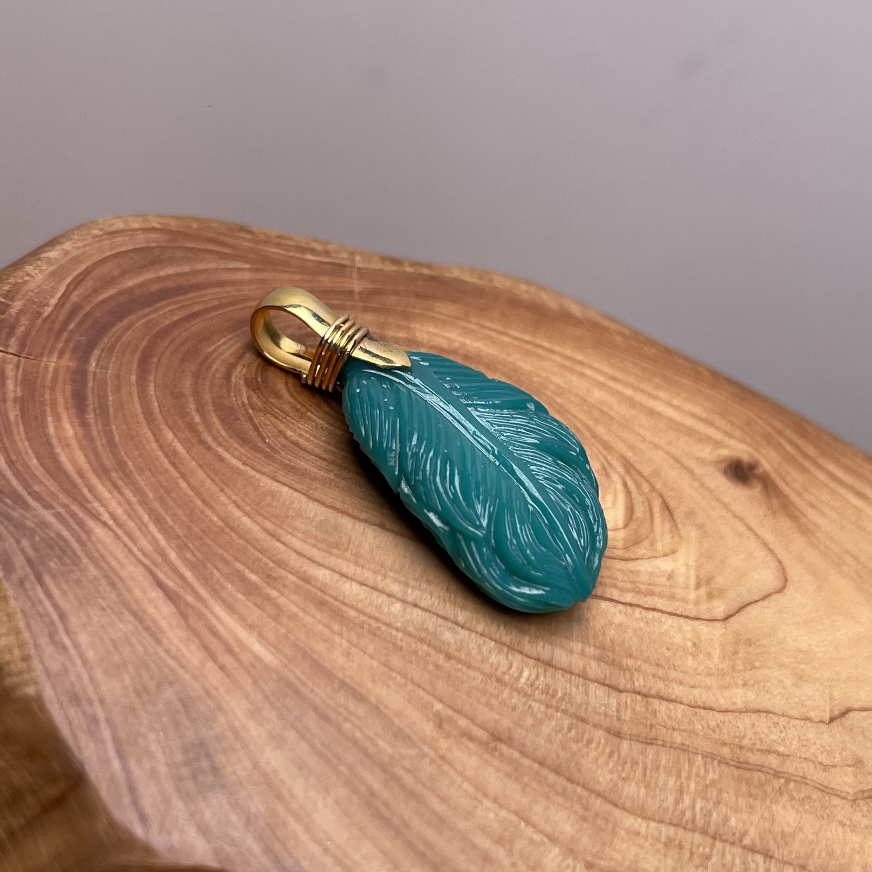 原矿绿松石羽毛吊坠18K金镶嵌21.6/10.7/4mm克重1.1克精品玉化料