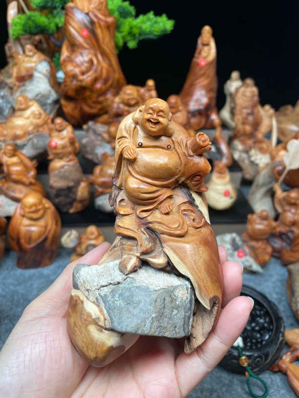 太行崖柏纯手工抱石弥勒摆件约10.6*7cm