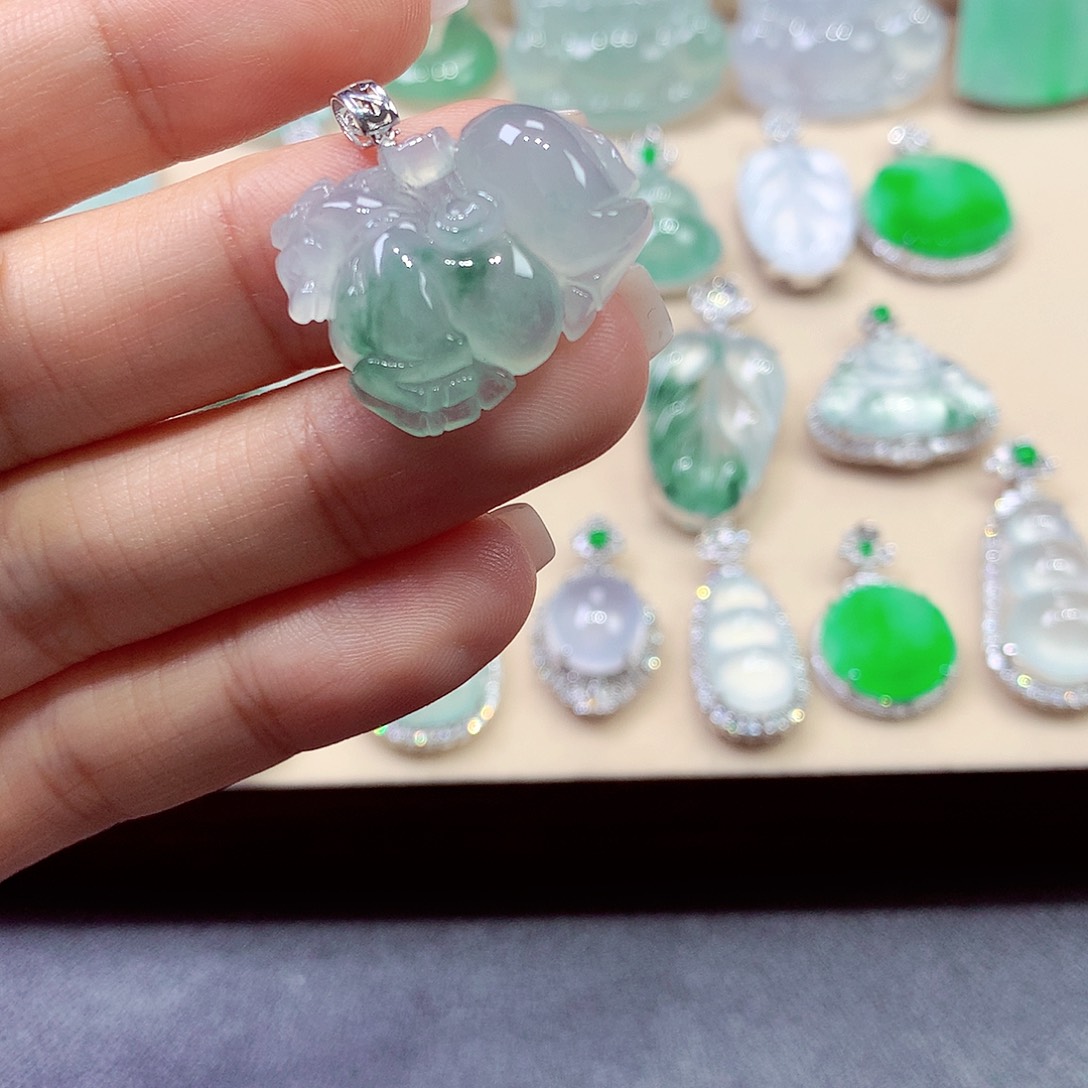 翡翠18K金镶嵌颈饰平***?翡翠