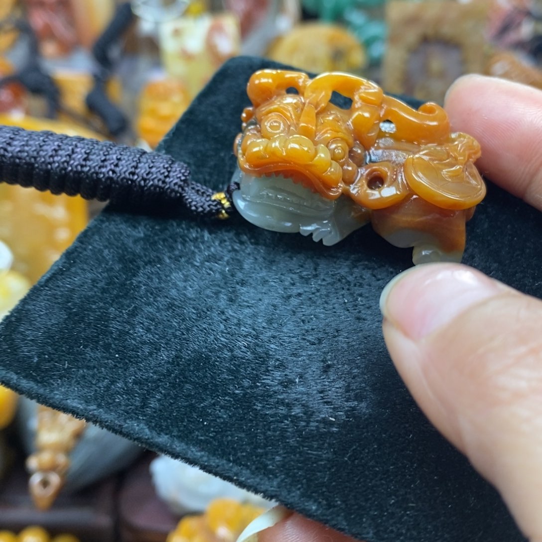 未镶嵌石英质玉（黄龙玉）颈饰