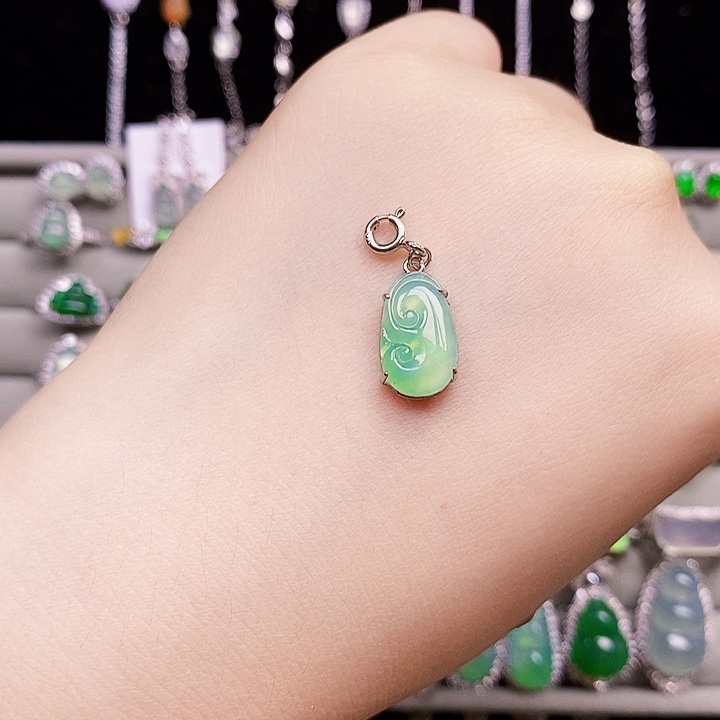 翡翠银S925镶嵌颈饰如意