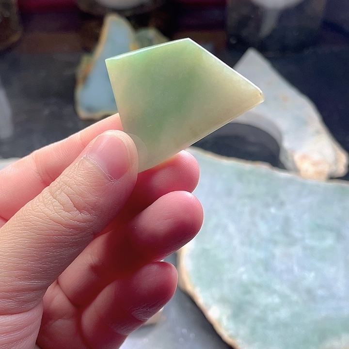 翡翠未镶嵌颈饰毛料1