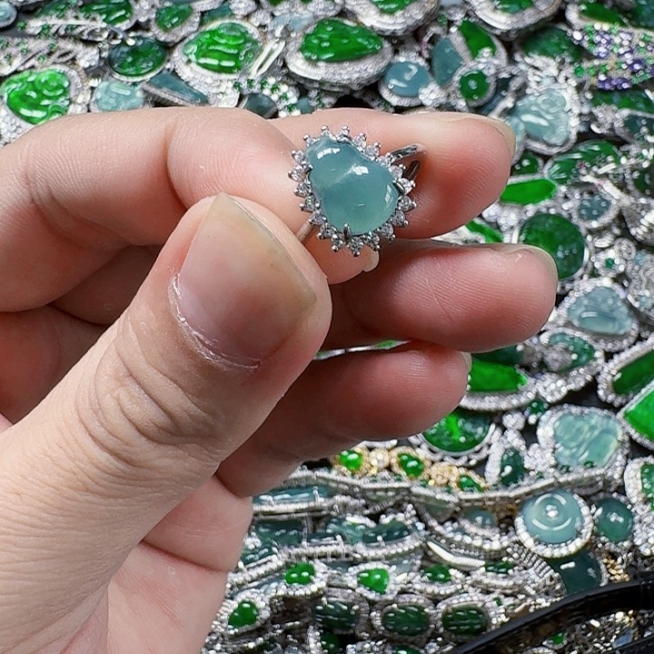 翡翠颈饰未镶嵌天然A货翡翠放漏