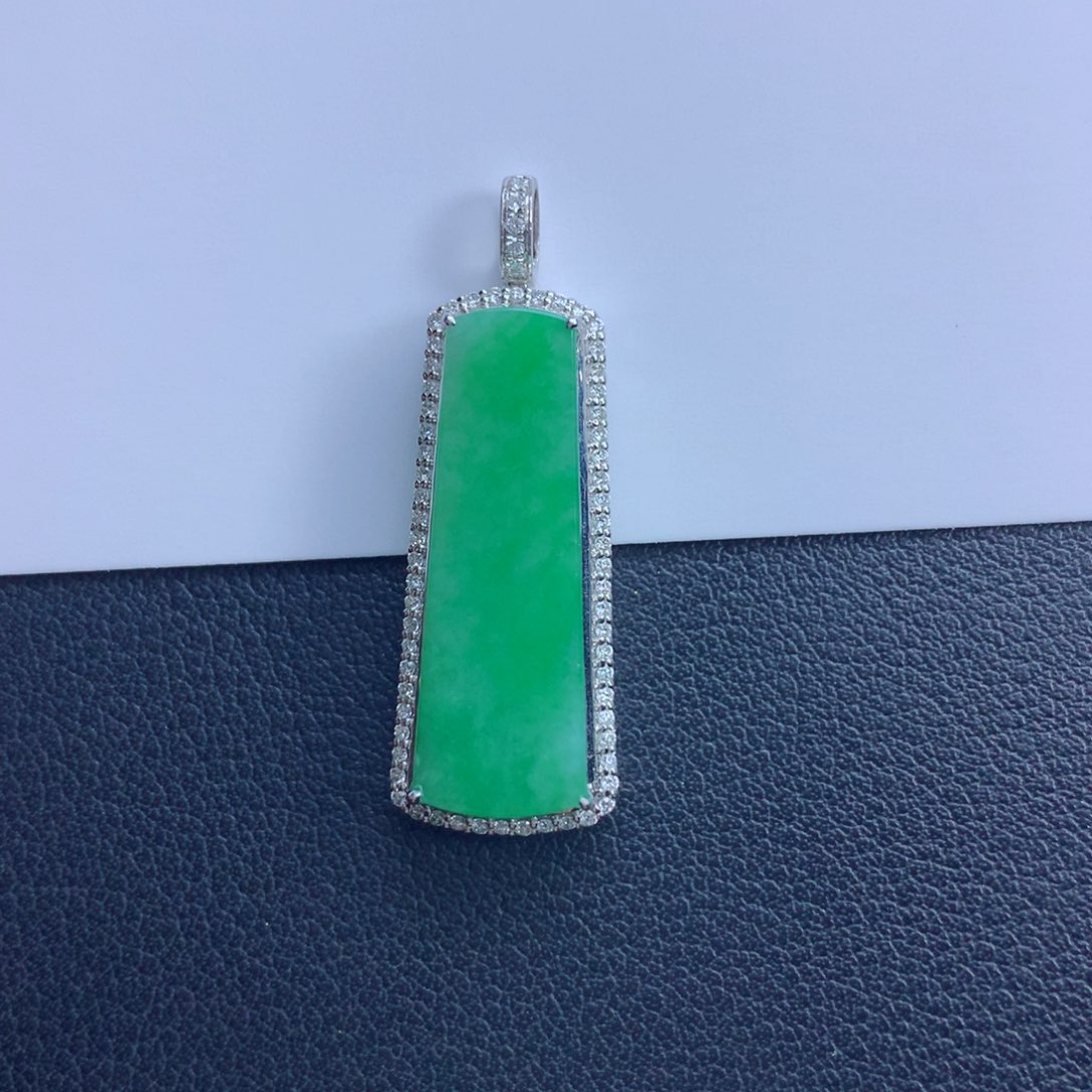 翡翠颈饰未镶嵌无事牌