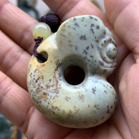 【闪购商品】未镶嵌岫岩河磨玉（透闪石质玉）把件