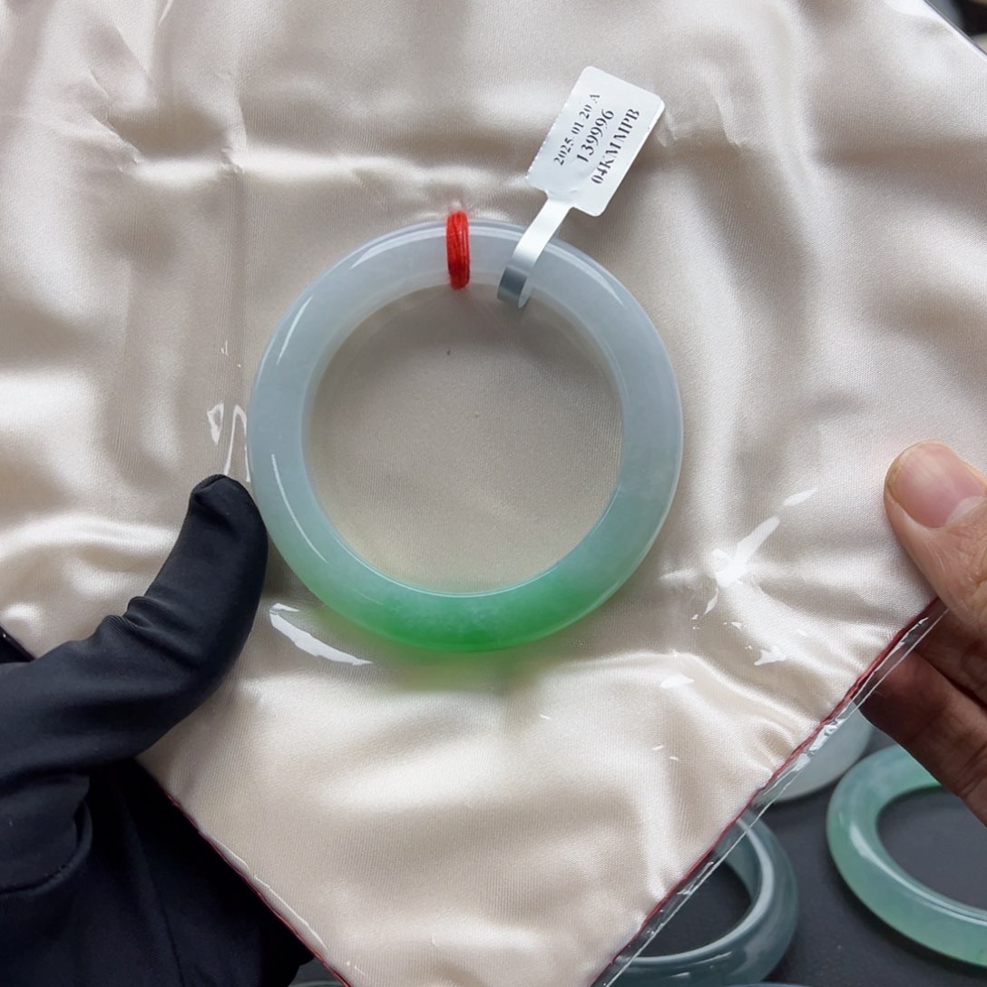 翡翠手镯未镶嵌白底青