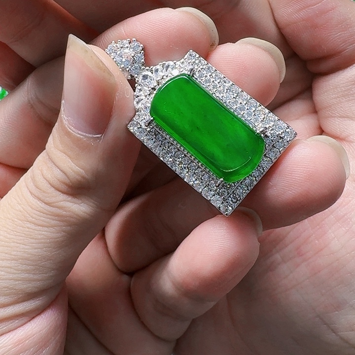 翡翠颈饰未镶嵌天然A货翡翠放漏