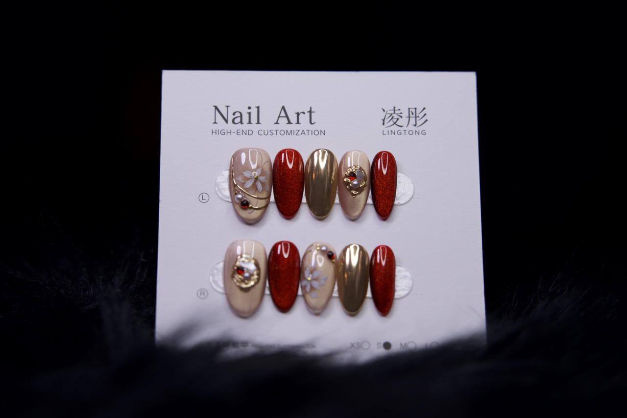 玻璃珠猫眼配小白花，加上红色满眼，显白有气质