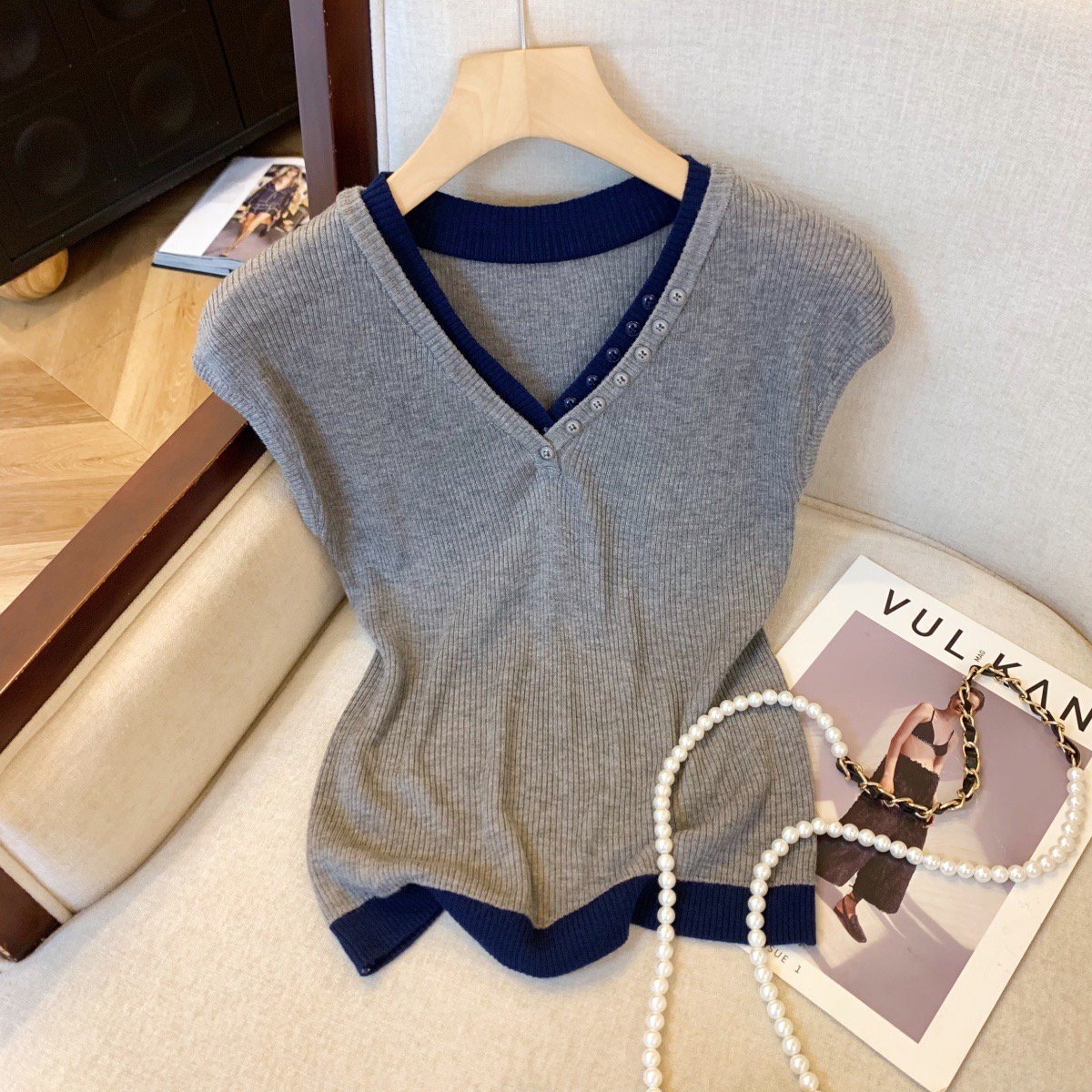 【南油尤米】2025春夏新款高端撞色V领无袖针织衫女设计休闲打底衫