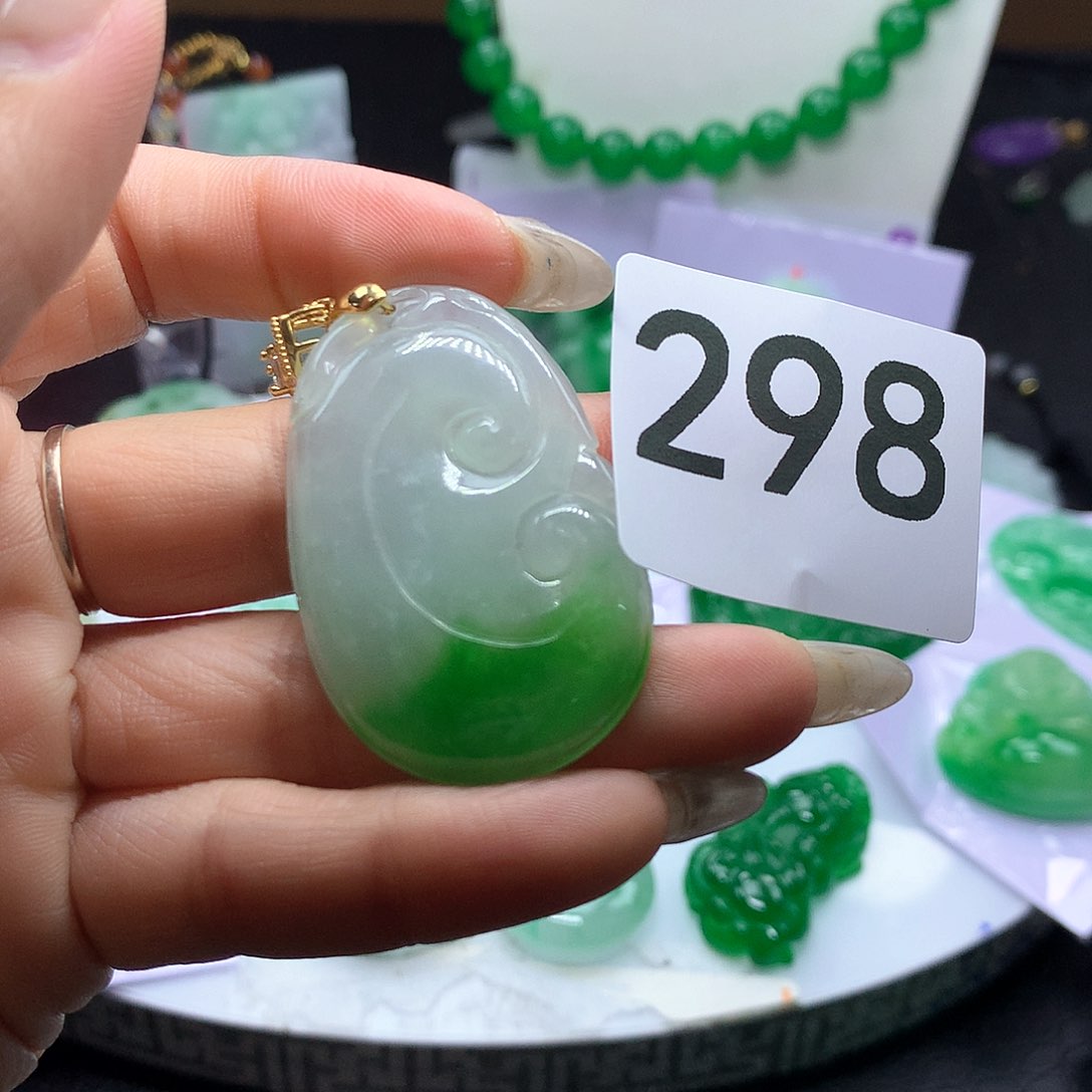 翡翠吊坠(赠链)未镶嵌