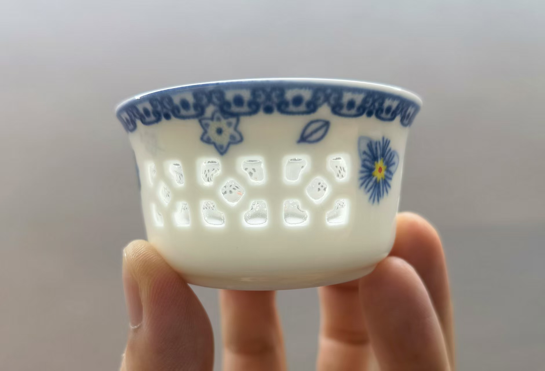 玲珑瓷青花冰梅杯