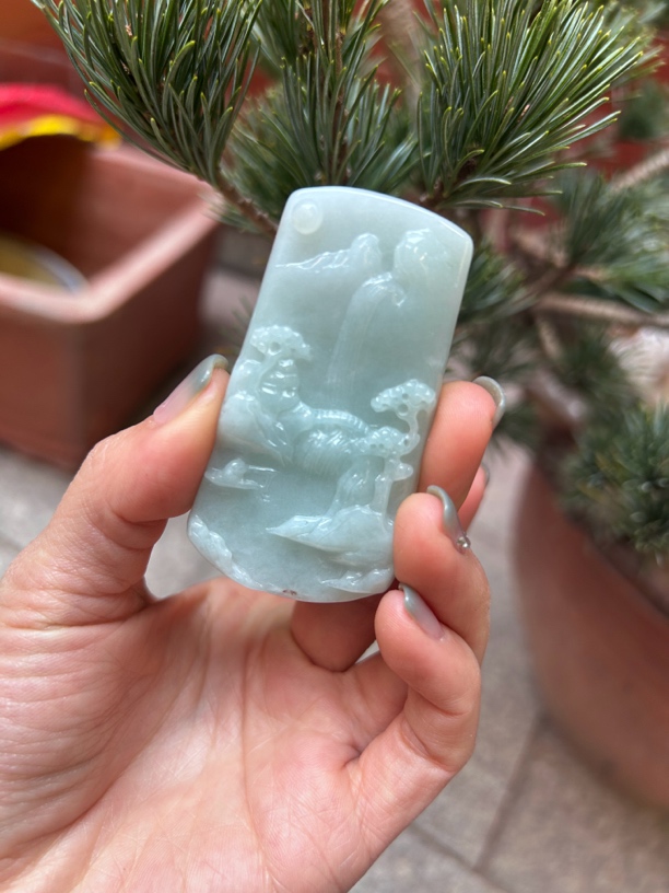 天然翡翠果绿底山水牌