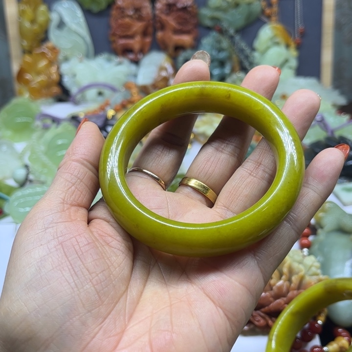 玄***子蛇纹石玉未镶嵌颈饰