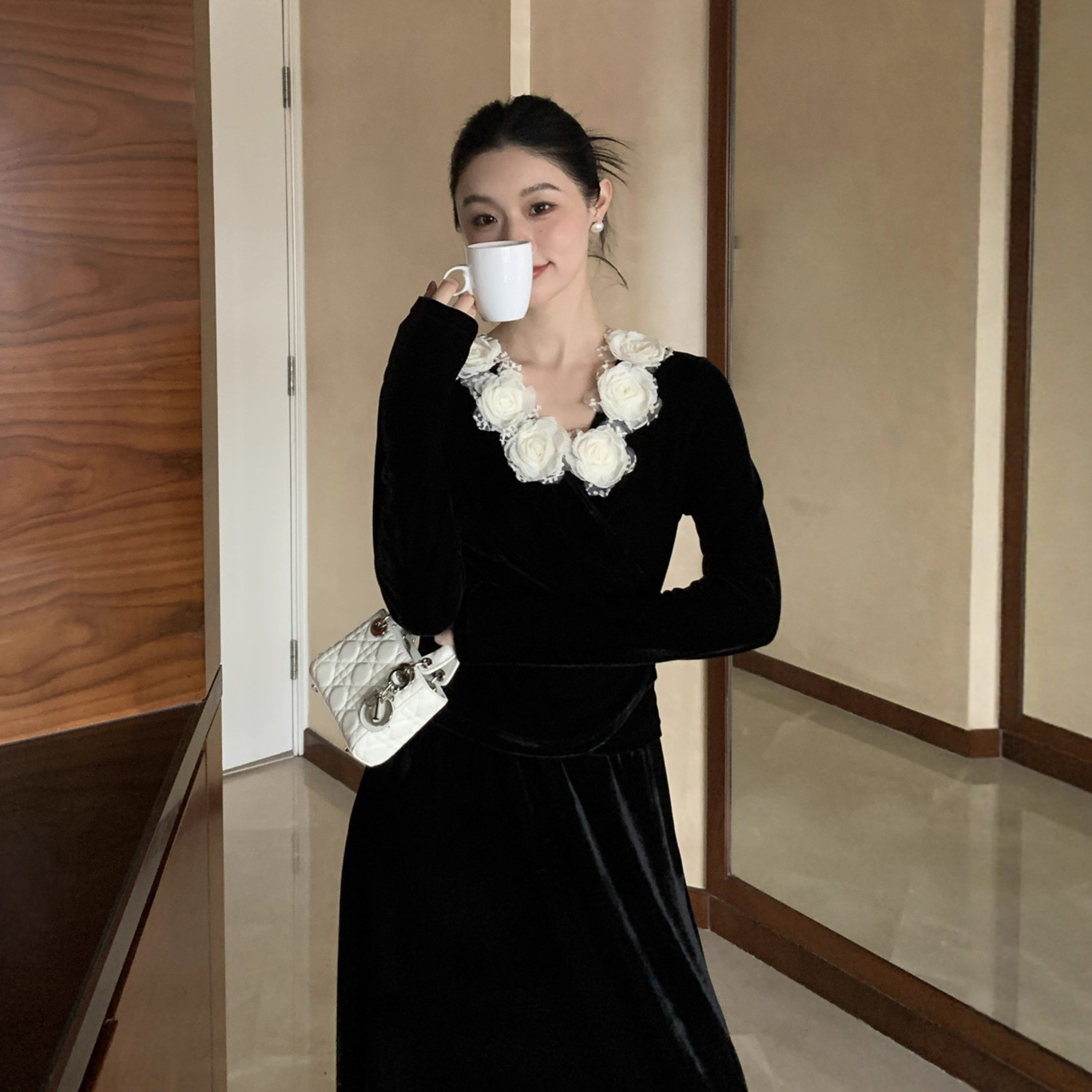 NEWOPEN25冬在逃公主法式别致修身长袖v领丝绒上衣F6699