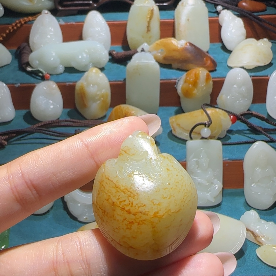 潇***哥和田玉未镶嵌颈饰