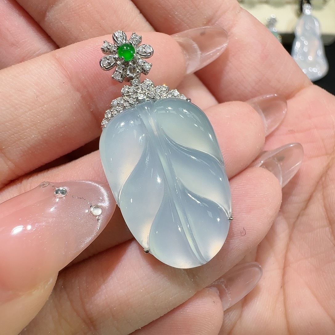 【闪购商品】颈饰18K金镶嵌翡翠