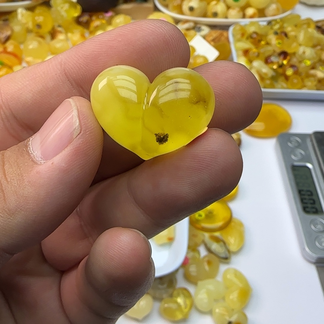 琥珀未镶嵌裸石4克