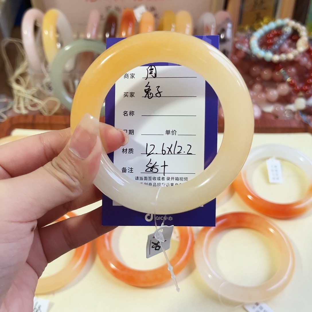 兔****石英质玉未镶嵌手镯