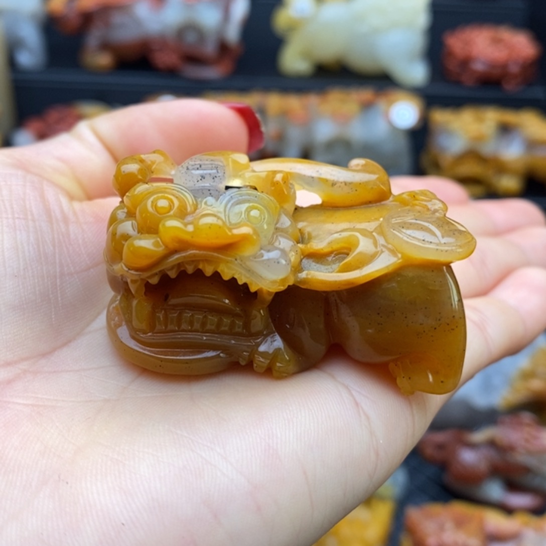 石英质玉（黄龙玉）未镶嵌颈饰
