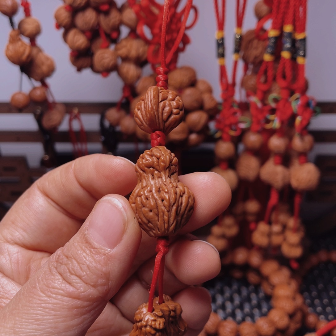 木质类龙纹桃枭挂件