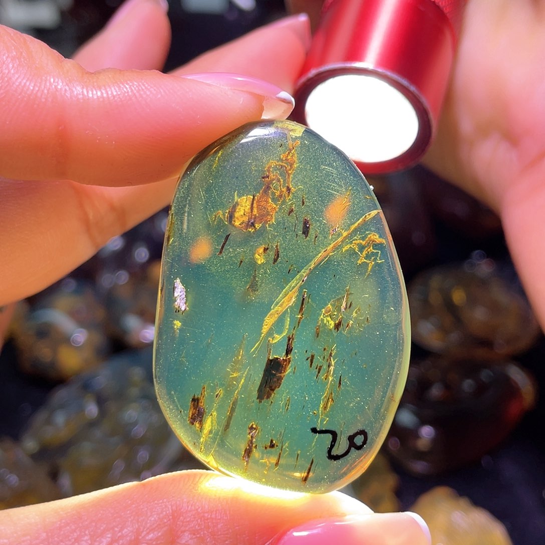 琥珀裸石未镶嵌！