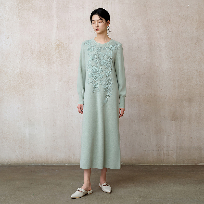 生活在左绵羊毛连衣裙盘带绣舒适优雅百搭2025秋季新款毛织长裙女