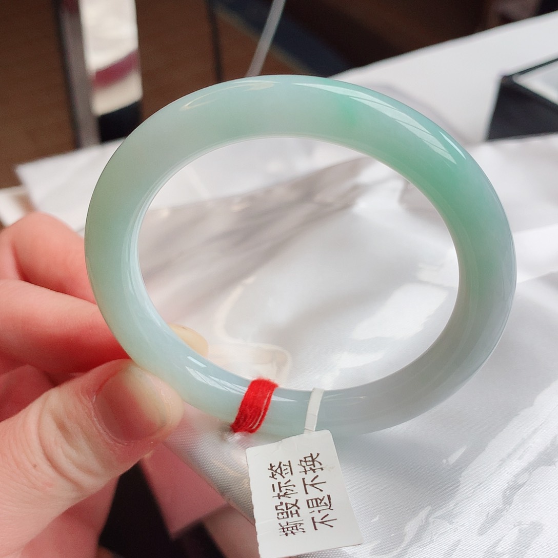 翡翠手镯未镶嵌天然翡翠A货