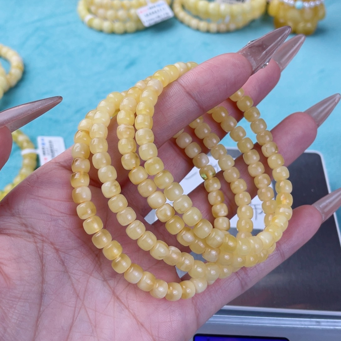 蜜蜡裸石未镶嵌多样性发其中一个