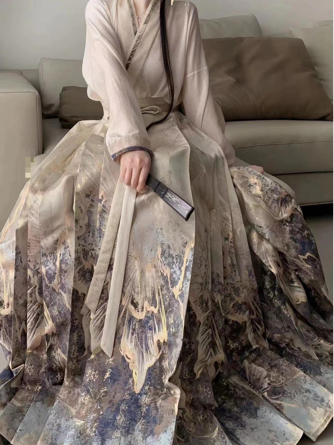 随机马面裙一件