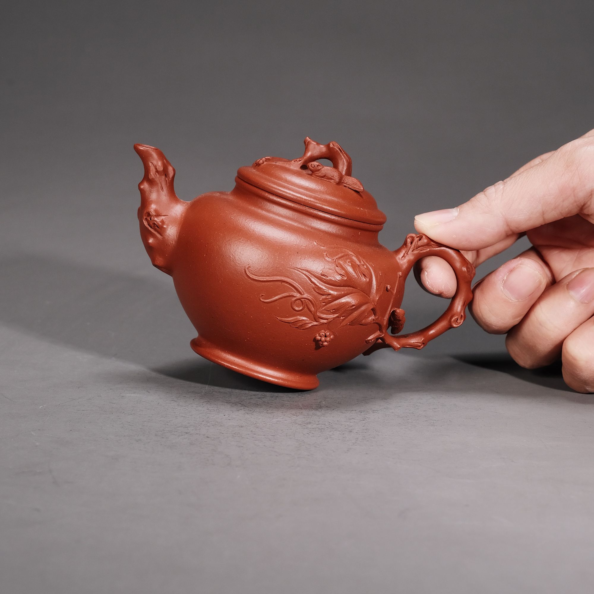 【宜子孙】松鼠葡萄报春壶.朱泥.容量130cc